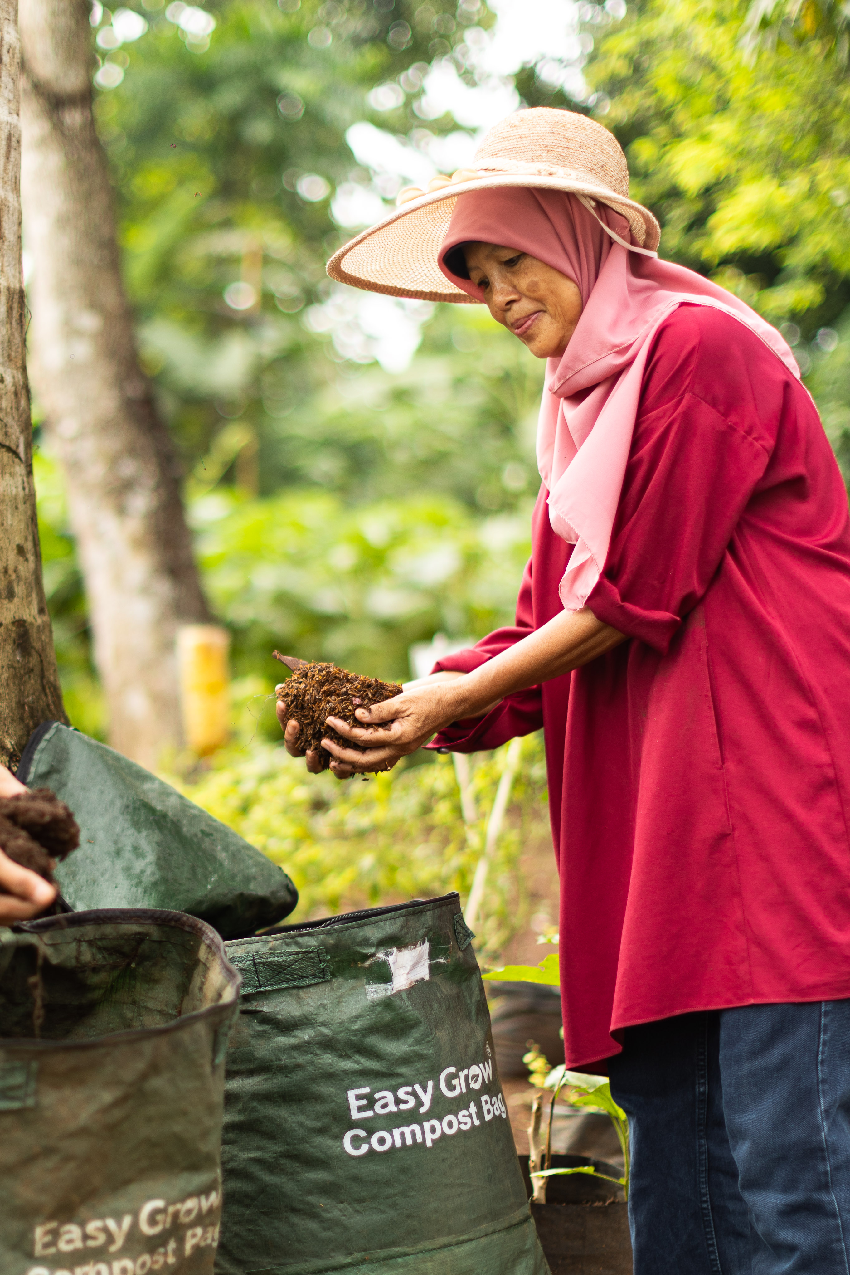 Ratna met compost - Rikolto tuin Depok