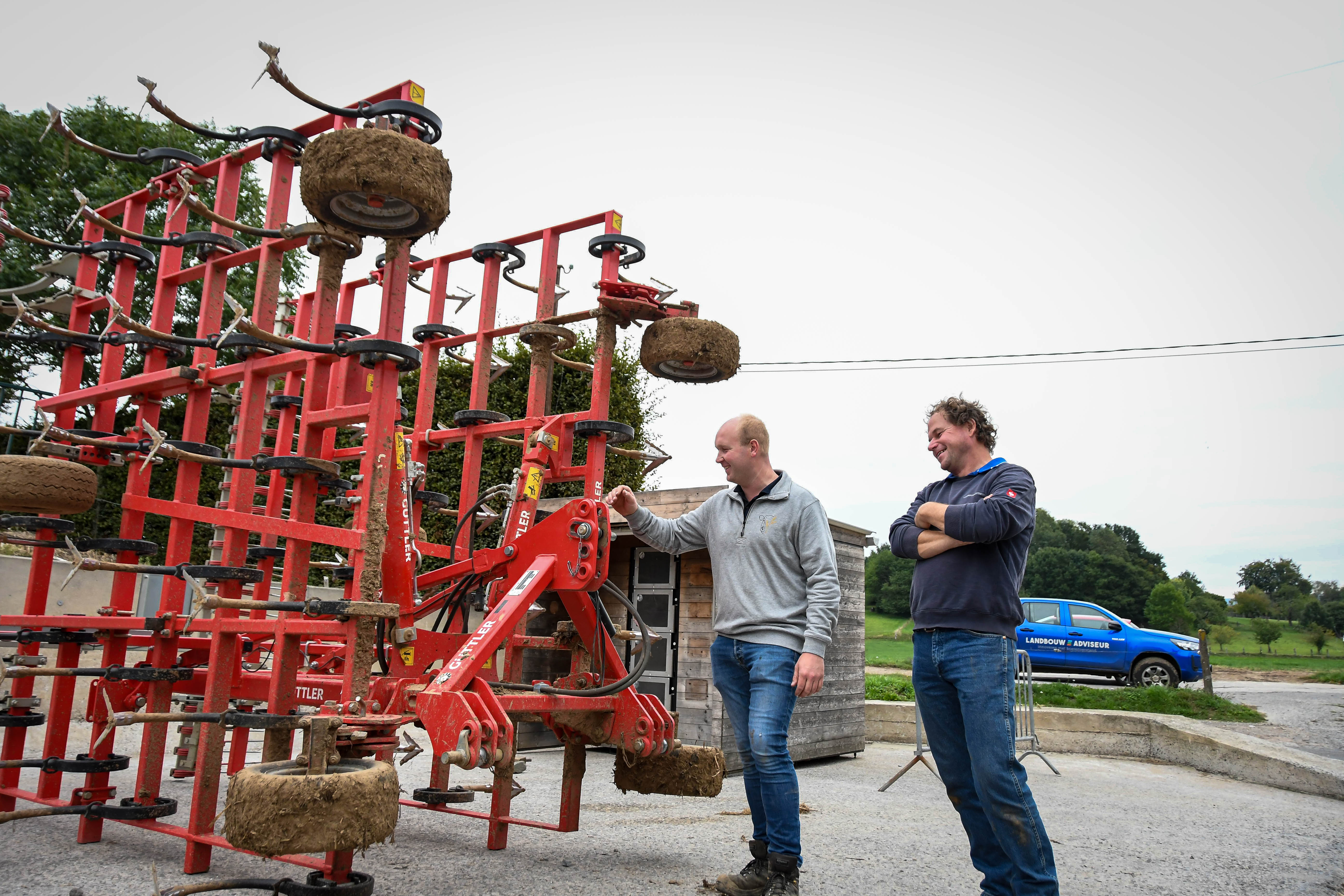 Jonas Lemaire naast landbouwmachine
