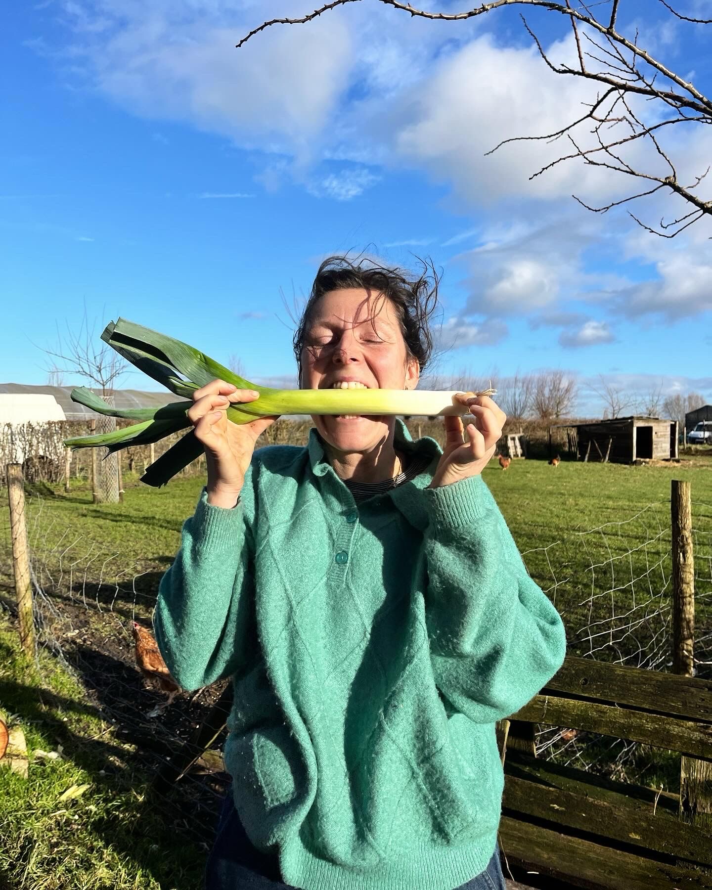 Boerin Heleen met eigen gekweekte prei