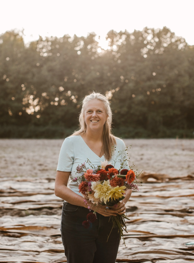 Merel met een boeket bloemen van weder