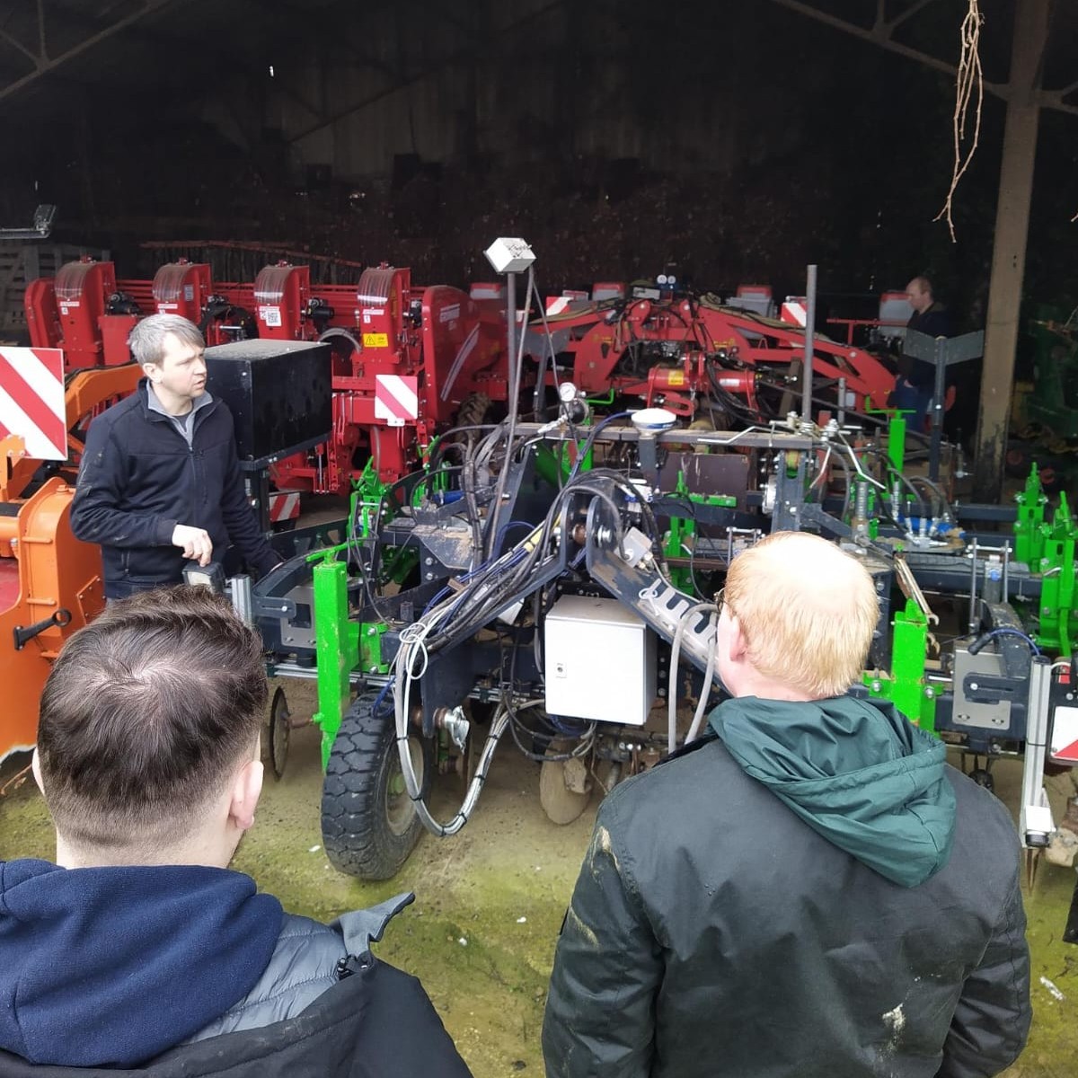 Boer aan het woord bij machines