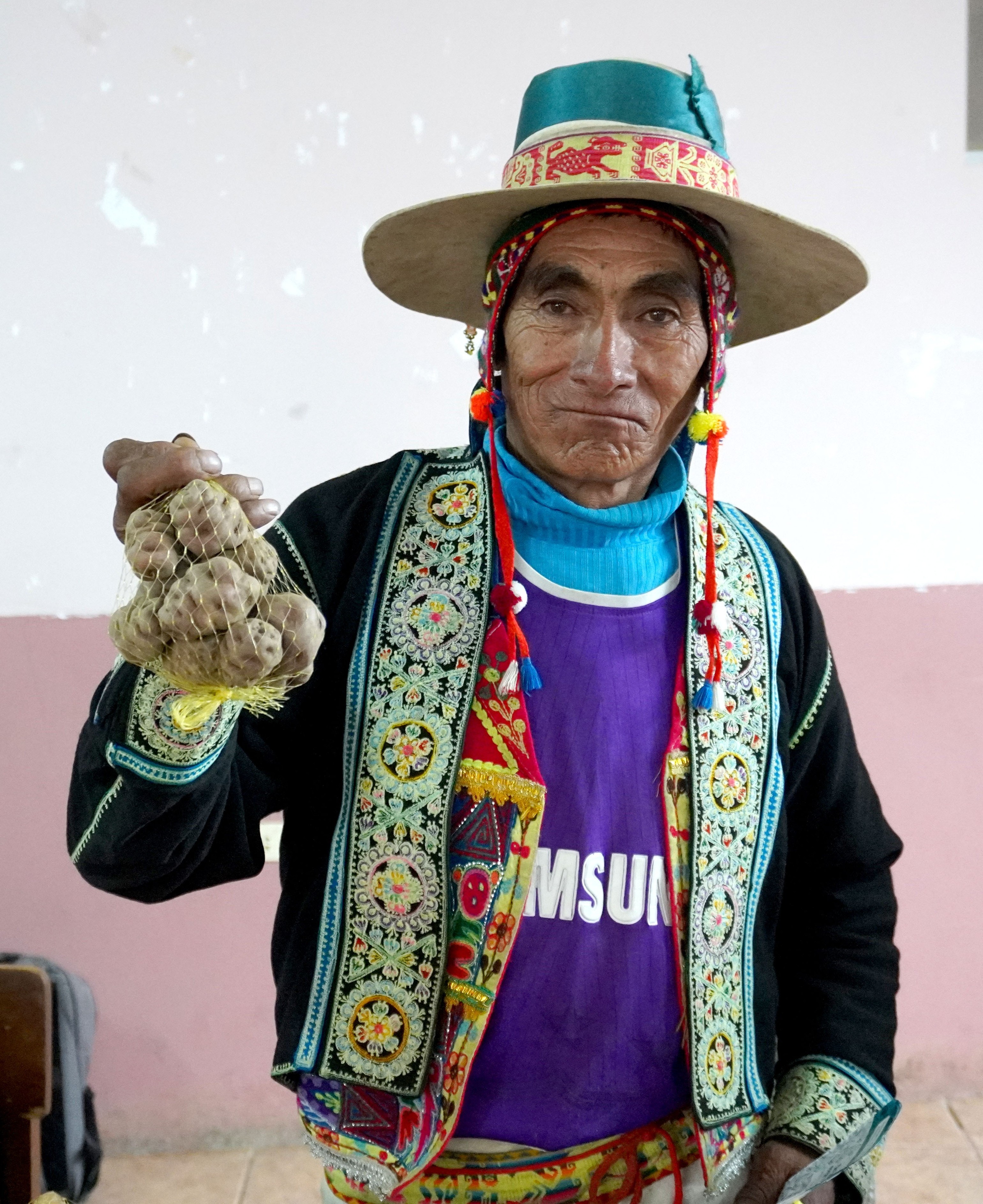 Boliviaanse boer in traditionele kledij met knollen